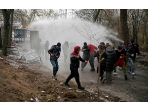 Yunanistan’ın Göçmenlere Yönelik Sert Müdahalesi Sürüyor