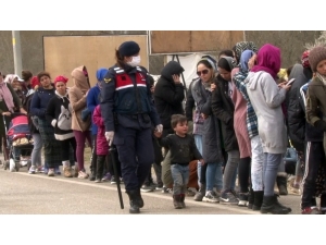 Kadın Komutan Mültecilerin Gönlünü Fethetti