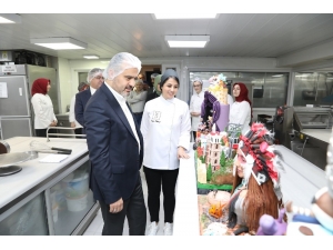 Kadınlar Gününde Pastalar Başkan Aktaş’tan