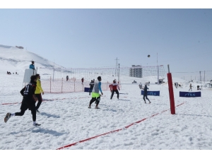 Bitlis’te İlk Kez Düzenlenen Kar Voleybolu Büyük İlgi Gördü