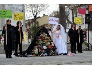 Kadınlar Pembe Yerine Siyah Kurdele İle Alanlarda
