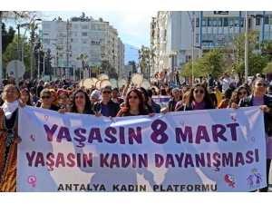 Antalya’da Karnaval Havasında Kadınlar Günü Yürüyüşü