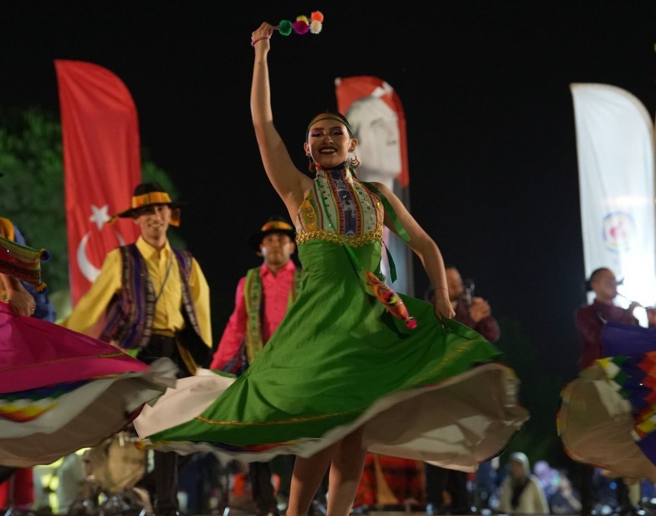 20-uluslararasi-halk-danslari-festivali-nde-cosku-suruyor
