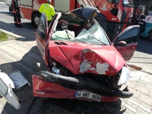 Otomobil Reklam Panosuna Çarptı: 1 Yaralı