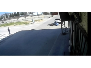 Motosikletin Otomobile Çarpma Anı Güvenlik Kamerasına Yansıdı