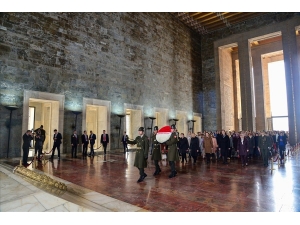 Bakan Akar’ın Eşi Şule Akar’dan Anıtkabir’e Ziyaret