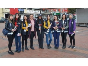 Kadın Polisler Çiçek Dağıttı