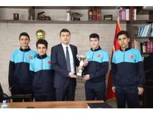 Futbolda İl Birincisi Olan Öğrencilerden Kaymakam Öztürk ’E Ziyaret