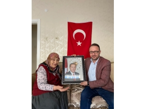 Fatma Teyzeye Erdoğan’ın Tablosu Hediye Edildi