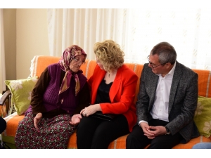 Vali Deniz Ve Eşi, Şehit Annesinin ’Kadınlar Günü’nü Kutladı