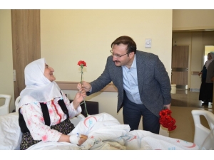 Başkan Doğan, Hastane Çalışanı Kadınları Ve Hastaları Ziyaret Edip Gül Ve Hediyeler Verdi