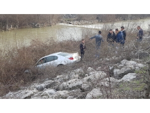 Otomobili Sulara Gömülmekten Çalılıklar Kurtardı