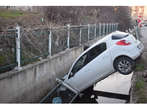 Malatya’da Otomobil Sulama Kanalına Uçtu: 2 Yaralı