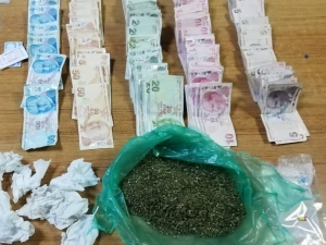 Polis Yarım Kilo Esrar Ele Geçirdi