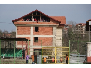 Cezalı Maçta Takıma Destek İçin Taraftarlar Binanın Tepesine Çıktı