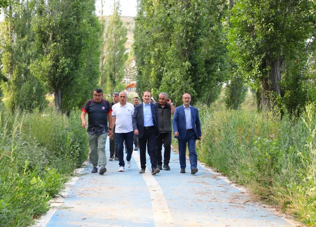 bayburt-ta-doga-yuruyusu-ve-fidan-dikimi-yapildi