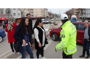 Otomobil Karşı Şeride Böyle Geçti