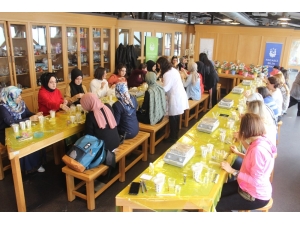 Kadınlar 8 Mart’ta Kendi Parfüm Ve Kremlerini Ürettiler