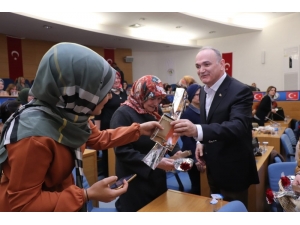 Dr. Özlü, Kadınların Günlerini Hediyeler İle Kutladı