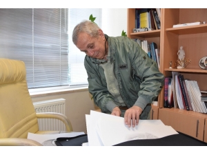 Prof. Dr. Büyükalpelli, Tedavi Ettiği Hastaların Resmini Çiziyor