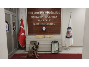 Valizin Kasnağında 2 Kilo 240 Gram Metamfetamin Ele Geçirildi