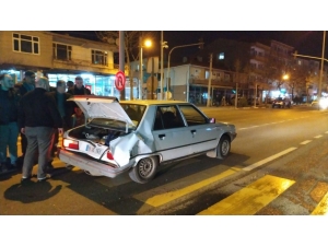 Kırmızı Işıkta Çarpıp Kaçtı