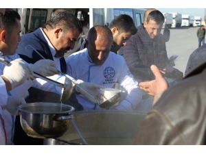 Habur’da Bekleyen Şoförlere Çorba İkramı