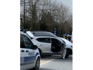 İstanbul’da İlginç Kaza: Cip Otomobilin Üstüne Çıktı