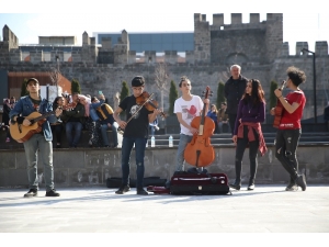 Sanatçılar Sokağı Genç Müzisyenleri Ağırladı