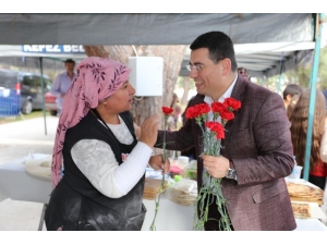 Başkan Tütüncü’den Antalya Köy Pazarındaki Kadınlara Kırmızı Karanfil