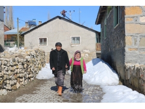 23 Yıldır Kocasına Göz Oldu