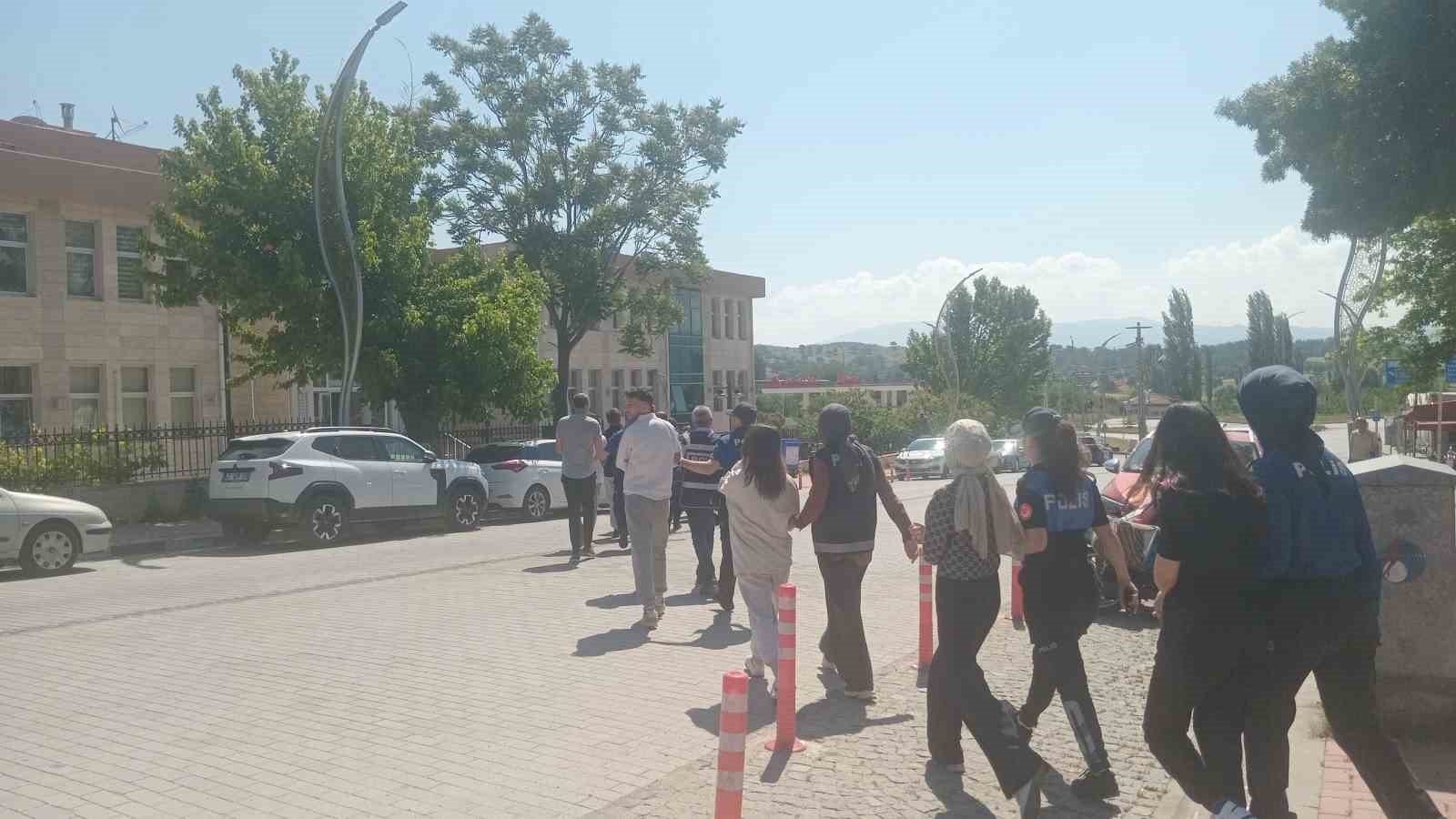 kutahya-daki-uyusturucu-operasyonunda-28-supheli-adliyeye-sevk-edildi
