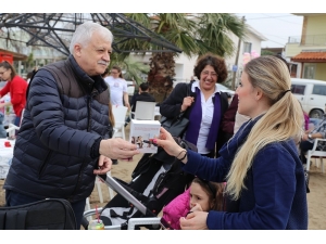 Başkan Deveciler’den Kadınlara Çiçek Ve Fular Jesti