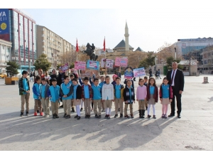 Şehit Ömer Halis Demir, İlkokulu Öğrencileri Kadın Esnafa Karanfil Dağıttı