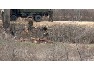 Yunan Askeri Mülteci Nöbetinde, Meriç Nehri’ne Dikenli Teller Çekiyor