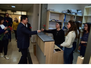 Başkan Tütüncü’den Kadın Personeline Karanfil