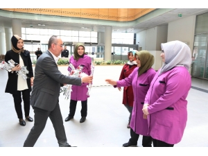 Başkan Kavuş’tan Kadın Personele Karanfil