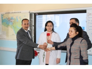 Şemdinli’de Bin 500 Karanfil Ve Gül Dağıtıldı