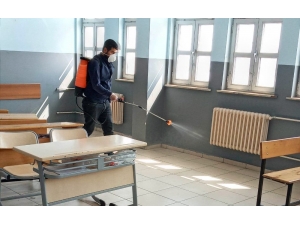 Edremit’te Okullar Dezenfekte Ediliyor