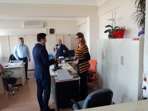 Kaymakam Yalçın, Kadınlara Karanfil Dağıttı