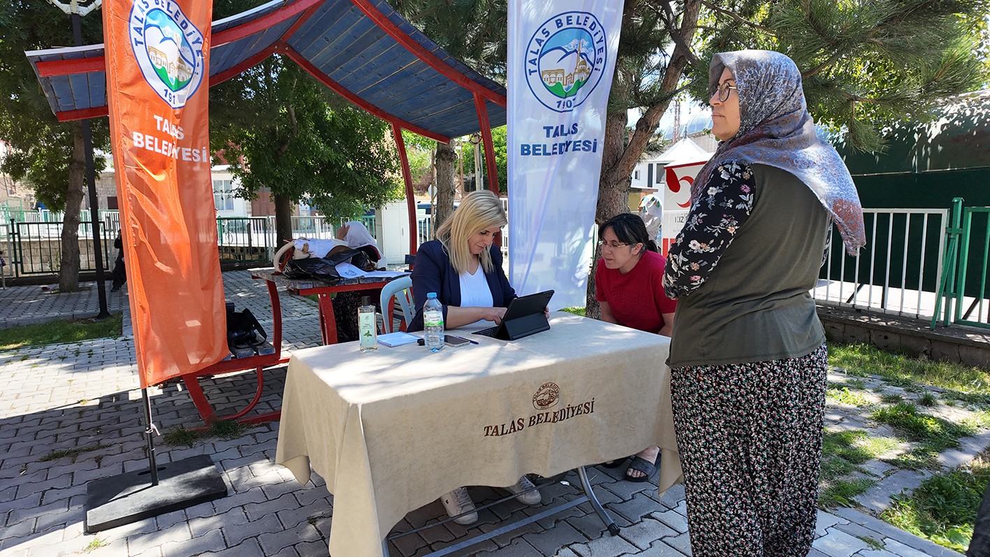 kutuphane-geziyor-cocuklar-hem-okuyor-hem-egleniyor