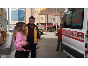 Motosikletten Düşen Genç Kız Ayağını İncitti