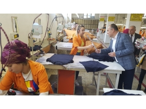 Devrek Kaymakamı Tekstil İşçilerine Karanfil Hediye Etti