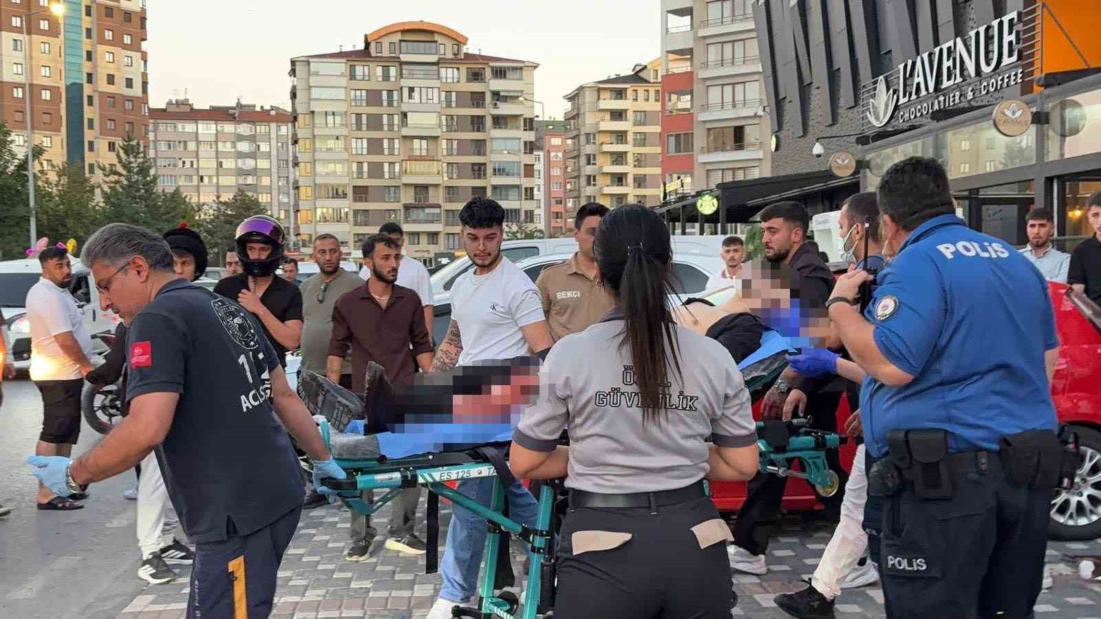 kayseri-de-avm-onunde-bicakli-kavga-1-yarali