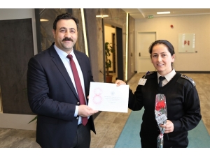 Rektör Kalan Kadınlara Karanfil Dağıttı