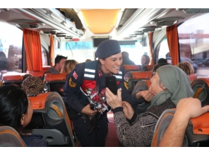 Jandarmadan Trafikteki Kadınlara Karanfil