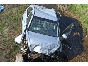 Otomobil Dereye Uçtu: 1 Ölü 1 Yaralı