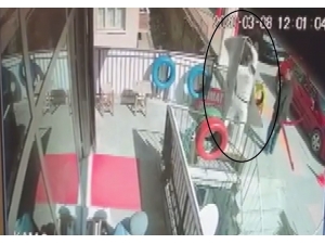 Çiçekçi Dükkanının Önünde Üzerine Halı Düştü