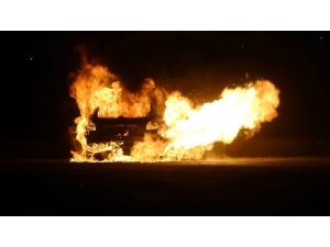 Polisten Kaçarken Kaldırıma Çarpan Otomobil Alev Alev Yandı: 1 Yaralı