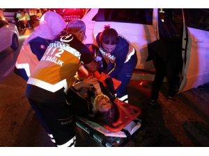 Kontrolden Çıkan Araç Ağaca Çarptı: 3 Yaralı